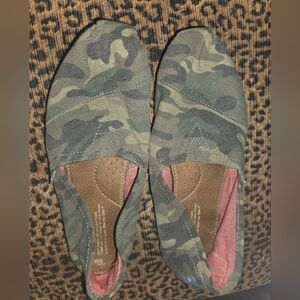 TOMS Green Camouflage Flats